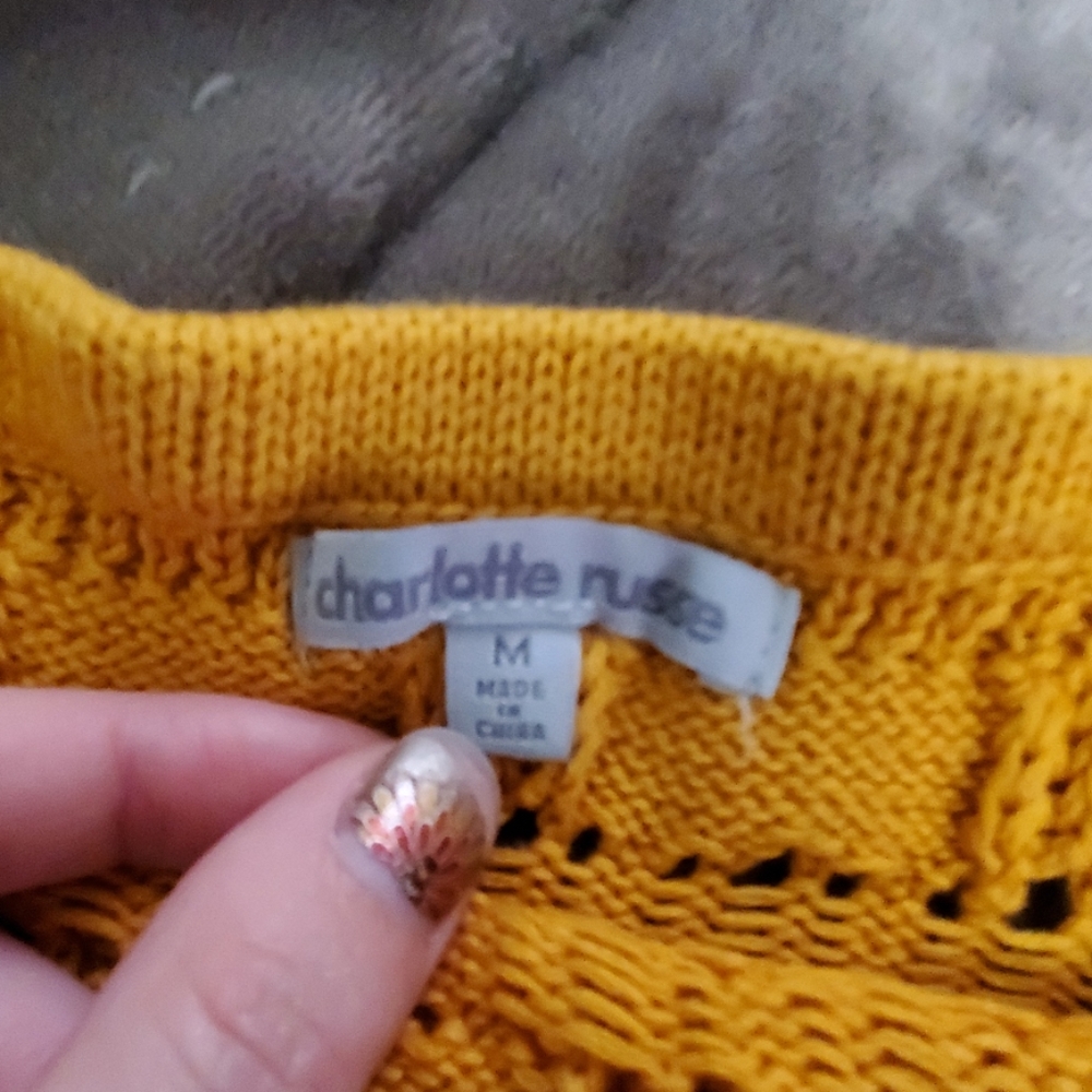 Cropped crochet halter top - Picture 3 of 4